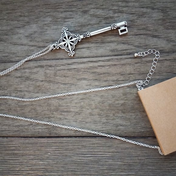 NWT NECKLACE WITH BEAUTIFUL KEY PENDANT - Picture 1 of 1